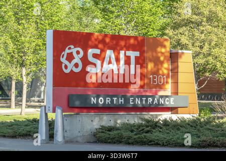 Calgary, Alberta, Kanada. Juni 2025. Das auffällige SAIT-Schild vor dem Hintergrund üppiger Grünflächen markiert stolz den Nordeingang eines führenden educ Stockfoto