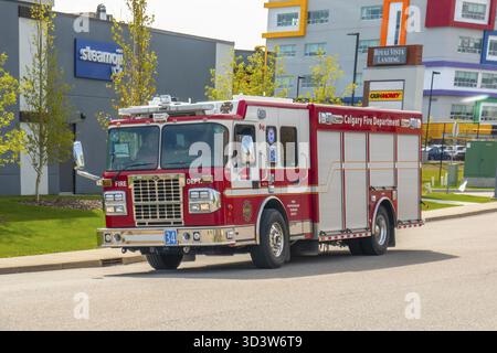 Calgary, Alberta, Kanada. Juni 2025. Ein leuchtend roter Motor der Feuerwehr Calgary, stolz auf sein Wappen, navigiert durch eine städtische Straße, ein Symbol Stockfoto