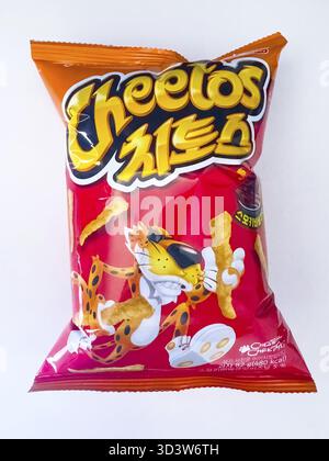 Calgary, Alberta, Kanada. Juni 2025. Eine leuchtend rote Tüte koreanischer Cheetos mit Chester Cheetah verspricht einen kühnen und geschmackvollen Snack Stockfoto