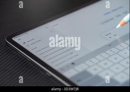 New York, USA - 7. November 2025: Erstellen Sie einen neuen Chat in Gemini Chatbot AI Nahansicht auf dunklem Tisch Stockfoto