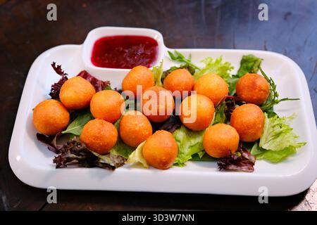 Köstliche Bierplatte mit gebratenen Tintenfischringen, Käsestäbchen, Käsebällchen, Zwiebelringen und Knoblauchkroutons. Hochwertige Fotos Stockfoto