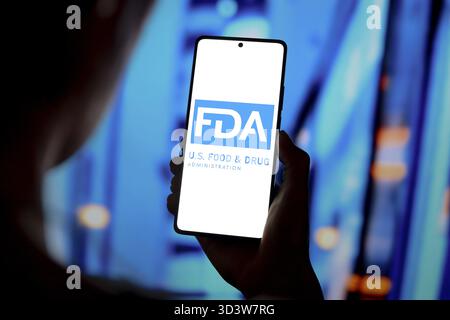 12. September 2024, Paraguay. In dieser Abbildung wird das FDA-Logo (Food and Drug Administration) auf einem Smartphone-Bildschirm angezeigt Stockfoto