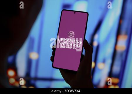 12. September 2024, Paraguay. In dieser Fotoabbildung wird das Logo von Berkshire Hathaway Home Services auf einem Smartphone-Bildschirm angezeigt Stockfoto
