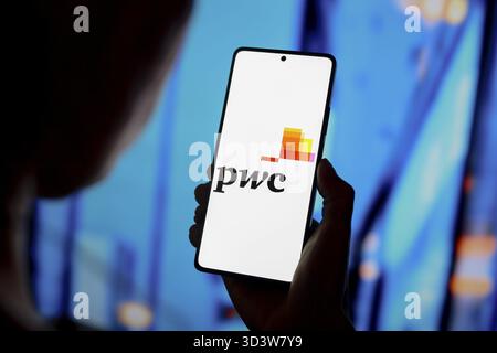 12. September 2024, Paraguay. In dieser Abbildung wird das PwC-Logo auf einem Smartphone-Bildschirm angezeigt Stockfoto