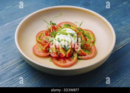 Essen, Burrata Käse und Tomaten Salat auf Teller serviert Stockfoto