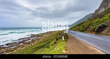 Küstengebirgslandschaft mit Fynbos-Flora in Kapstadt, Südafrika Stockfoto