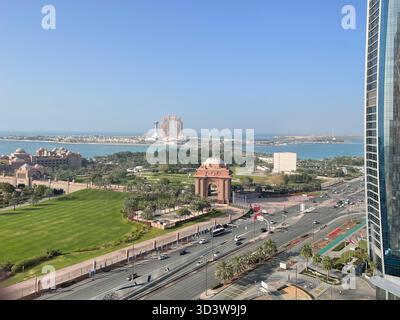 Blick von den Emirates Towers in Abu Dhabi auf den Highway, die Corniche Uferpromenade und den Yachthafen, mit der Mall, dem Palace Hotel, den Rixos und Fairmont Hotels, den VAE Stockfoto