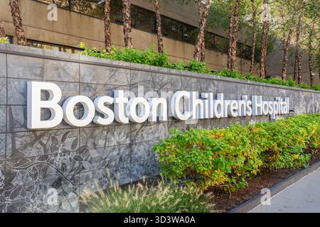 Boston, MA, USA, 26. Oktober 2025: Schild am Eingang des weltbekannten Boston Children's Hospital. Stockfoto