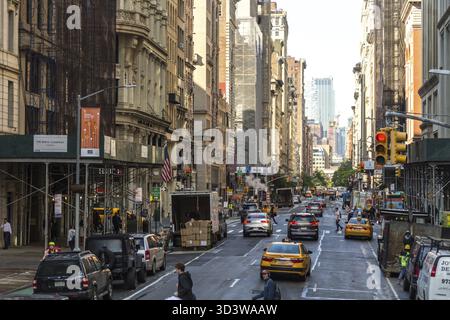 New york, USA - 15. Mai 2019: Geschäftige Straße und Menschenmenge in New York City, USA Stockfoto