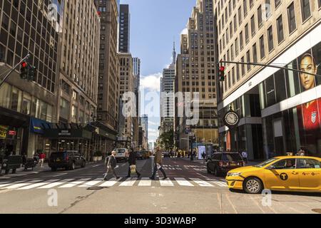 New york, USA - 16. Mai 2019: Geschäftige Straße und Menschenmenge in New York City, USA Stockfoto