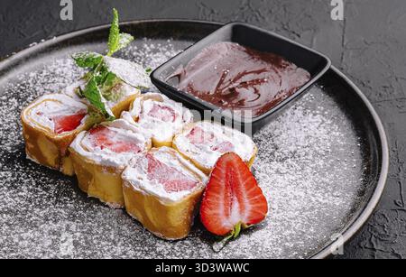 Essen, Pfannkuchen mit Schlagsahne und Erdbeeren Stockfoto