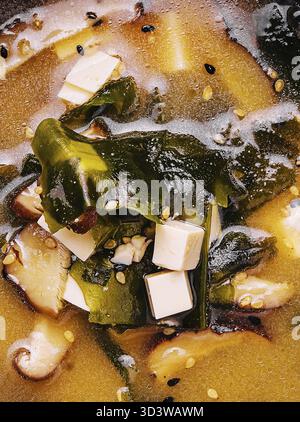 Essen, Suppe mit Algen und Pilzen von oben Stockfoto