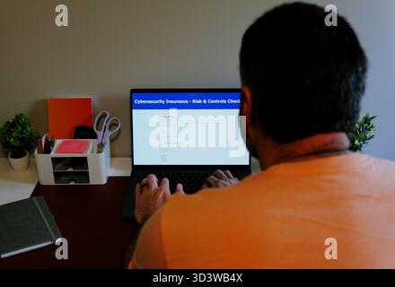Informationssicherheitsanalyst, der die jährliche Checkliste für die Cybersicherheit für den Arbeitgeber ausfüllt – Konzept Stockfoto