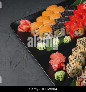 Essen, Set mit bunten verschiedenen Arten von Sushi-Brötchen Stockfoto