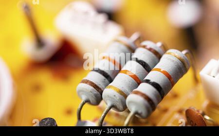 Makroaufnahme von Komponenten und Mikrochips auf alter Leiterplatte Stockfoto