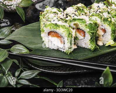 Essen, Sushi-Brötchen mit Lachs, Frischkäse in Algen Stockfoto