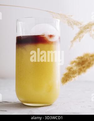 Essen, Glas leckeren Kaffee mit Orangensaft Stockfoto