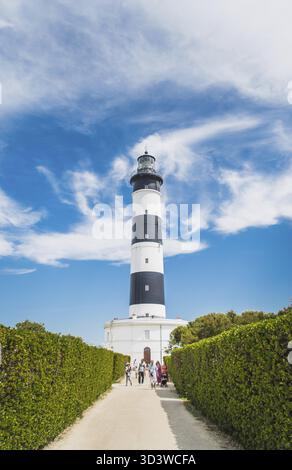 Der Leuchtturm von Chassiron mit schwarz-weißen Streifen am blauen Himmel auf der Insel Oleron in Frankreich Stockfoto