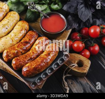 Essen, gegrillte Würstchen und Gemüse aus nächster Nähe Stockfoto