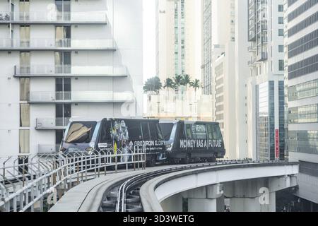 MIAMI, USA - 10. September 2019: Metro Mover Zug auf dem Bahnhof in der Innenstadt von Miami. Metro Mover ist der automatische Transport System in Miami Stockfoto