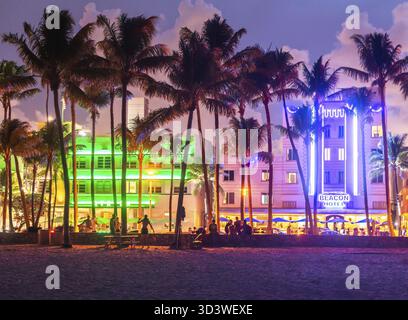 Miami Beach, USA - 10. September 2019: Ocean Drive Miami Beach bei Sonnenuntergang. Die Skyline der Stadt mit Palmen in der Abenddämmerung. Art Deco von South Beach Stockfoto