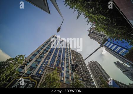 Chongqing, China - August 2019 : hohe Hochhäuser im Bezirk Jiefangbei in der Innenstadt von Chongqing Stockfoto