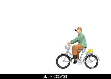 Miniaturreisende mit Fahrradisolat auf weißem Hintergrund und Abschneideweg Stockfoto