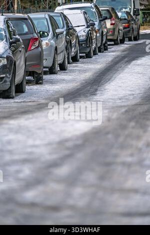 Reihe von geparkten Autos am Straßenrand in der polnischen Wintersportort Karpacz nach starker Schneefall Stockfoto