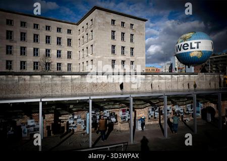 Berliner Mauer, Finanzministerium DEU, Deutschland, Berlin, 03.11.2025 Aussenausstellung Topographie des Terrors mit Heissluftballon der Zeitung die Welt beliebt bei Touristen und Reste der Berliner Mauer als Symbol für die ehemalige Teilung der Stadt sowie dem Bundesministerium der Finanzen nahe am Touristenschwerpunkt Charlie in Berlin Deutschland . Das Finanzministerium auch Detlev-Rohwedder-Haus genannt wurde in der Zeit des Nationalsozialismus 1935/1936 nach Plaenen des Architekten Ernst Sagebiel als Reichsluftfahrtministeriums errichtet en: Die Außenausstellung Top Stockfoto