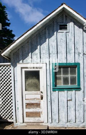Rustikales Cottage mit Teal-Fenster, Monterey California Stockfoto