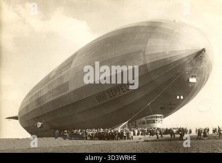 Postkarte des Luftschiffs LZ 127 Graf Zeppelin nach Landung am 5. Oktober 1930 in Leipzig-Mockau. Dies war Teil der bemerkenswerten Luftschifffahrt der Zeppelin Anfang des 20. Jahrhunderts. Stockfoto