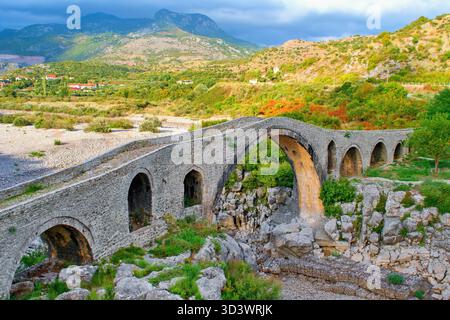 Die Mesi-Brücke, bekannt als Ura e mesit über den Fluss Kir, Shkodër, Albanien. Stockfoto