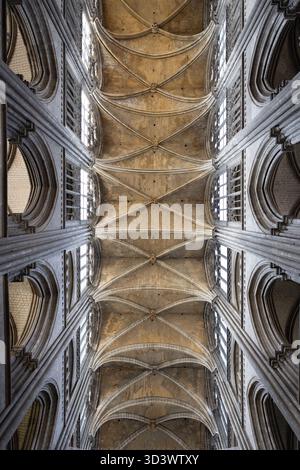 Im Inneren der gotischen Kathedrale Notre-Dame de Rouen aus dem 12. Jahrhundert in der Normandie, Frankreich Stockfoto