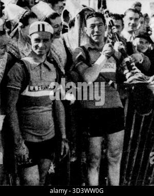 Maurice Quentin und Raoul Remy, zwei französische Radfahrer, werden am 30. Juni 1952 zu Beginn der Tour de France 1952 in Brest zu sehen sein. Stockfoto