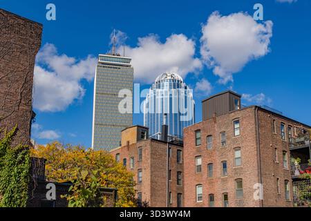 Boston, MA, USA-26. Oktober 2025: Wolkenkratzer in der Innenstadt, vom South End aus gesehen, mit historischen Ziegelhäusern aus der viktorianischen Zeit. Stockfoto