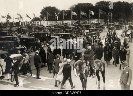 Bei den Olympischen Spielen 1928 in Amsterdam versammelten sich große Menschenmengen um das Olympiastadion. Die Veranstaltung war ein bedeutender internationaler Sportereignis. Stockfoto