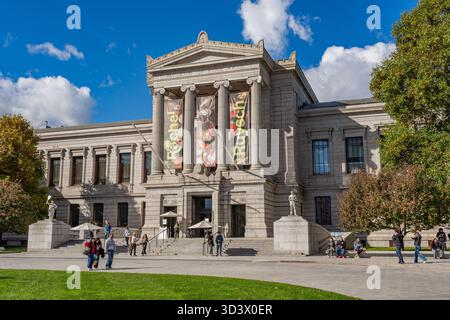 Boston, MA, USA-26. Oktober 2025: Vordereingang des berühmten Museums of Fine Arts, bekannt als MFA im Huntington-Viertel von Boston. Stockfoto