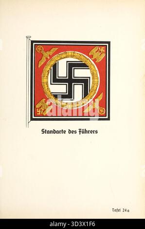 Dieses Bild stammt aus der 1936 erschienenen Ausgabe des Organisationsbuchs der NSDAP, das den Standard des Führers Adolf Hitler darstellt. Dieses Buch war eine Schlüsselpublikation in Nazi-Deutschland, in der die Struktur und Ideologie der NSDAP und ihrer Führung detailliert beschrieben wurden. Stockfoto