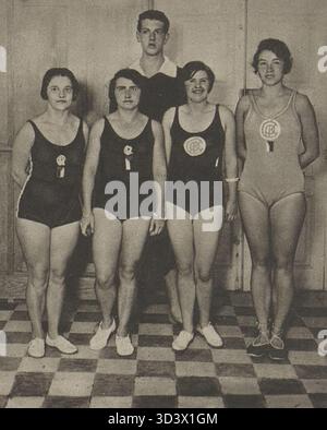 Ein Gruppenfoto, aufgenommen am 15. Februar 1929, mit Schwimmern aus dem Club PK Praha, darunter Lola Krongeigerova, Bla Friedländerová, Marie Tautermannová, Jarmila Müllerová, und Ladislav Hauptmann mit ihrem Clubmanager. Stockfoto