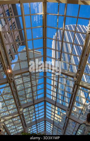 Boston, MA, USA-26. Oktober 2025: Wolkenkratzer in der Innenstadt, vom South End aus gesehen, mit historischen Ziegelhäusern aus der viktorianischen Zeit. Stockfoto