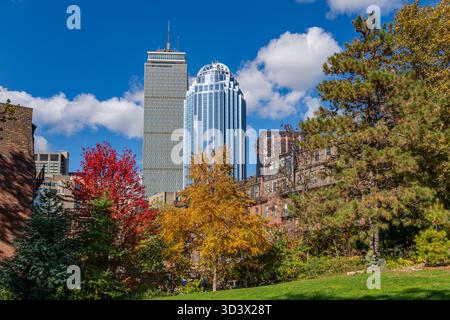 Boston, MA, USA-26. Oktober 2025: Wolkenkratzer in der Innenstadt, vom South End aus gesehen, mit historischen Ziegelhäusern aus der viktorianischen Zeit. Stockfoto