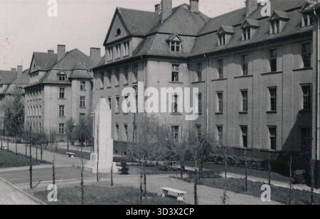 Das Denkmal von Józef Pilsudski in der Sappers' Kaserne in Posen, in der Rolna Straße. Das Denkmal existiert nicht mehr. Es wurde zu Ehren von Józef Pilsudski, einer Schlüsselfigur der polnischen Unabhängigkeit, errichtet, aber später entfernt. Das Bild stammt aus dem Jahr 1940. Stockfoto