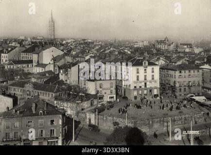 Dieses historische Foto von 1900 bis 1910 zeigt den Place de la Haute-Vienne in Limoges, Frankreich. Das Bild fängt die Architektur und das Straßenleben dieses zentralen Ortes ein. Stockfoto
