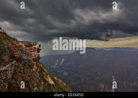 Sonnenstrahlen, die durch Sturmwolken über dem Chachapoyas-Hochland brechen – ein Moment, in dem sich die Anden fast heilig fühlen. Stockfoto