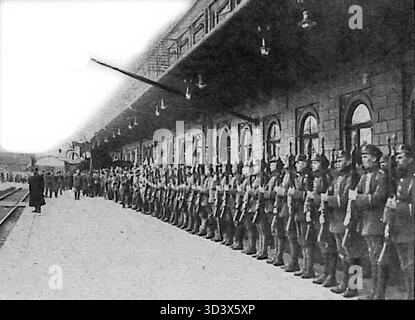 Le Miroir, 18. Mai 1919. An einem Warschauer Bahnhof stehen polnische Truppen in Formation, um den nach dem Ersten Weltkrieg zurückgekehrten General Jozef Haller willkommen zu heißen. Die Ankunft war ein Zeichen für ein neues nationales Vertrauen nach Polens Unabhängigkeitskampf. Stockfoto
