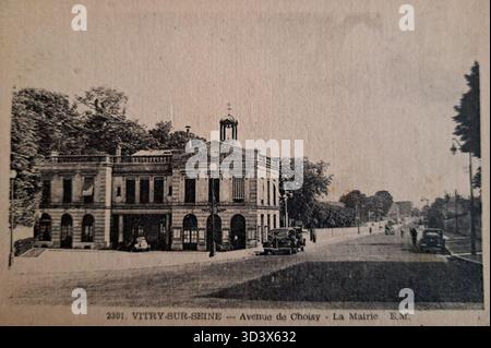 Avenue de Choisy in Vitry-sur-seine, fotografiert zwischen 1900 und 1910, zeigt das Rathaus Mairie und die umliegende Straße. Stockfoto