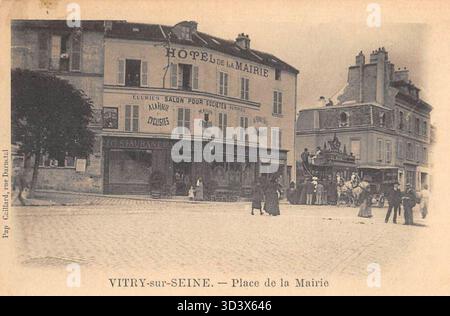 Dieses Bild aus dem Jahr 1900-1910 zeigt den Place de la Mairie in Vitry-sur-seine, einem öffentlichen Platz im Herzen der Stadt. Das Foto zeigt die zentrale Lage des Platzes und seine Bedeutung für die lokale Gemeinde während dieser Zeit. Stockfoto