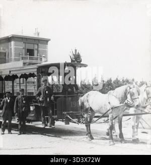 Eine Pferdebahn auf dem Willemsparkweg in Amsterdam um 1900, mit dem Ziel Dam auf der Straßenbahn. Dies war eine verbreitete Form des städtischen Verkehrs in dieser Zeit. Stockfoto