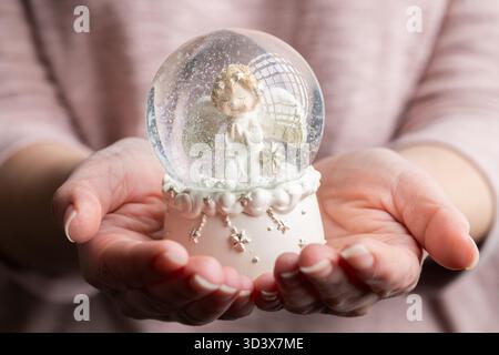 Frauenhände Halten Angel Schneekugel Nahe Dran Stockfoto