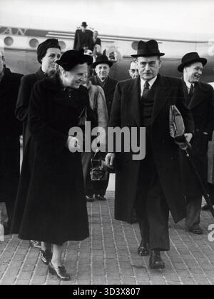 Am 25. Januar 1952 wird Premierminister Willem Drees von seiner Frau auf dem Flughafen Schiphol begrüßt, nachdem er aus den Vereinigten Staaten zurückgekehrt ist. Dieses Ereignis ist ein wichtiger Moment im politischen Leben der Niederlande nach dem Krieg. Stockfoto